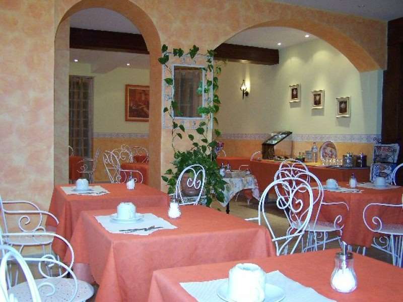 Brit Hotel Bleu Nuit Сент Ресторан фото